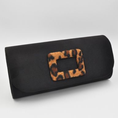 Schwarze_Satin-Optik_Clutch_mit_Leoparden_Schnalle_Steuer_Modeschmuck